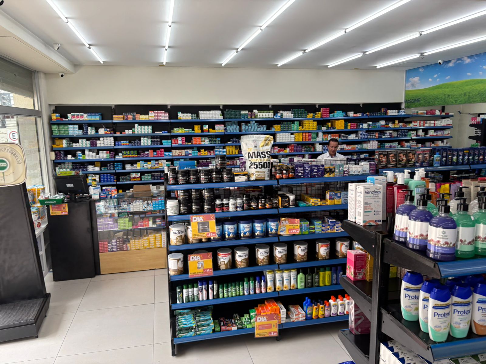Farmacêutica atendendo cliente com atenção e cuidado