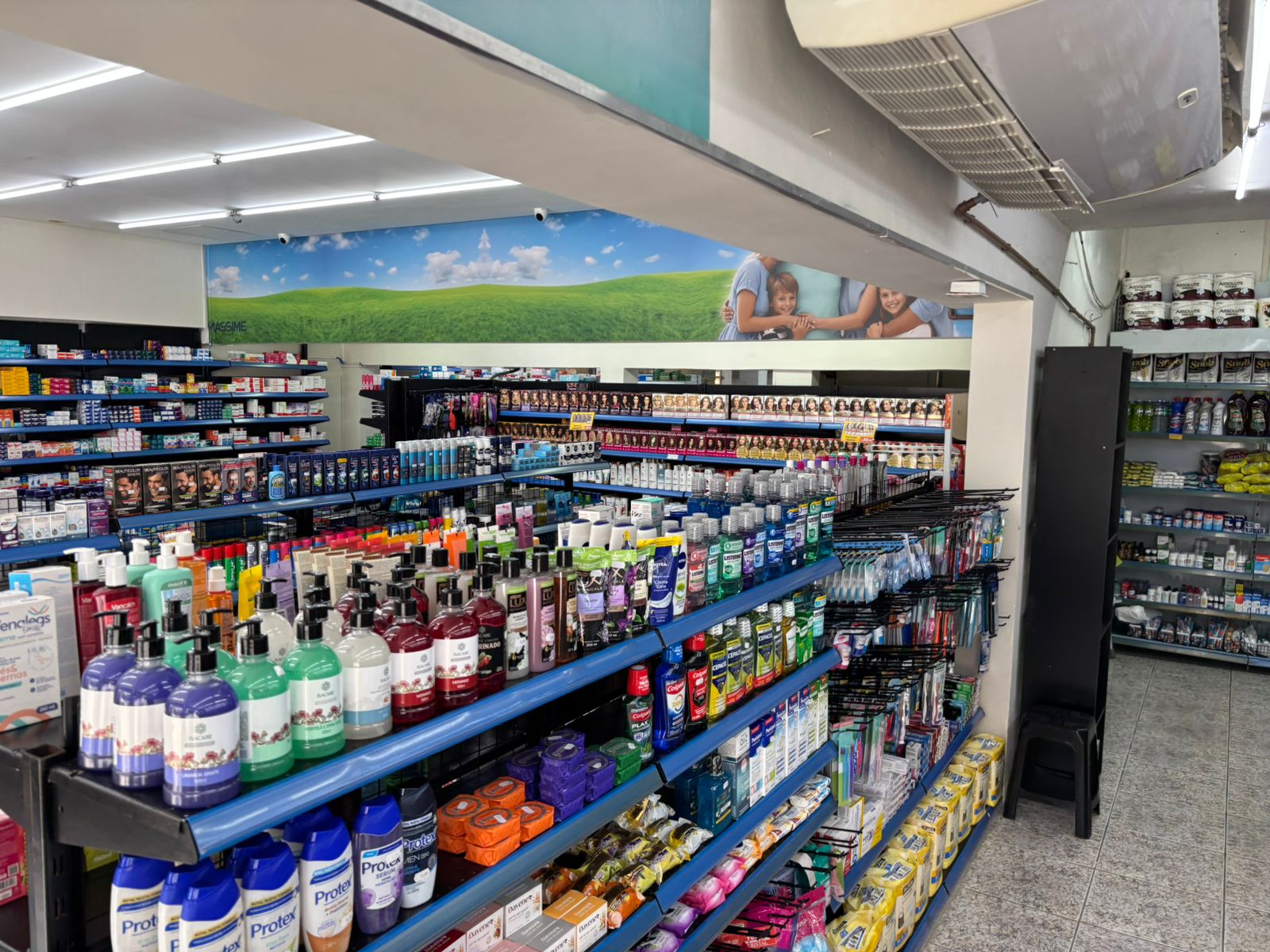 Corredor com ampla variedade de produtos de saúde e bem-estar