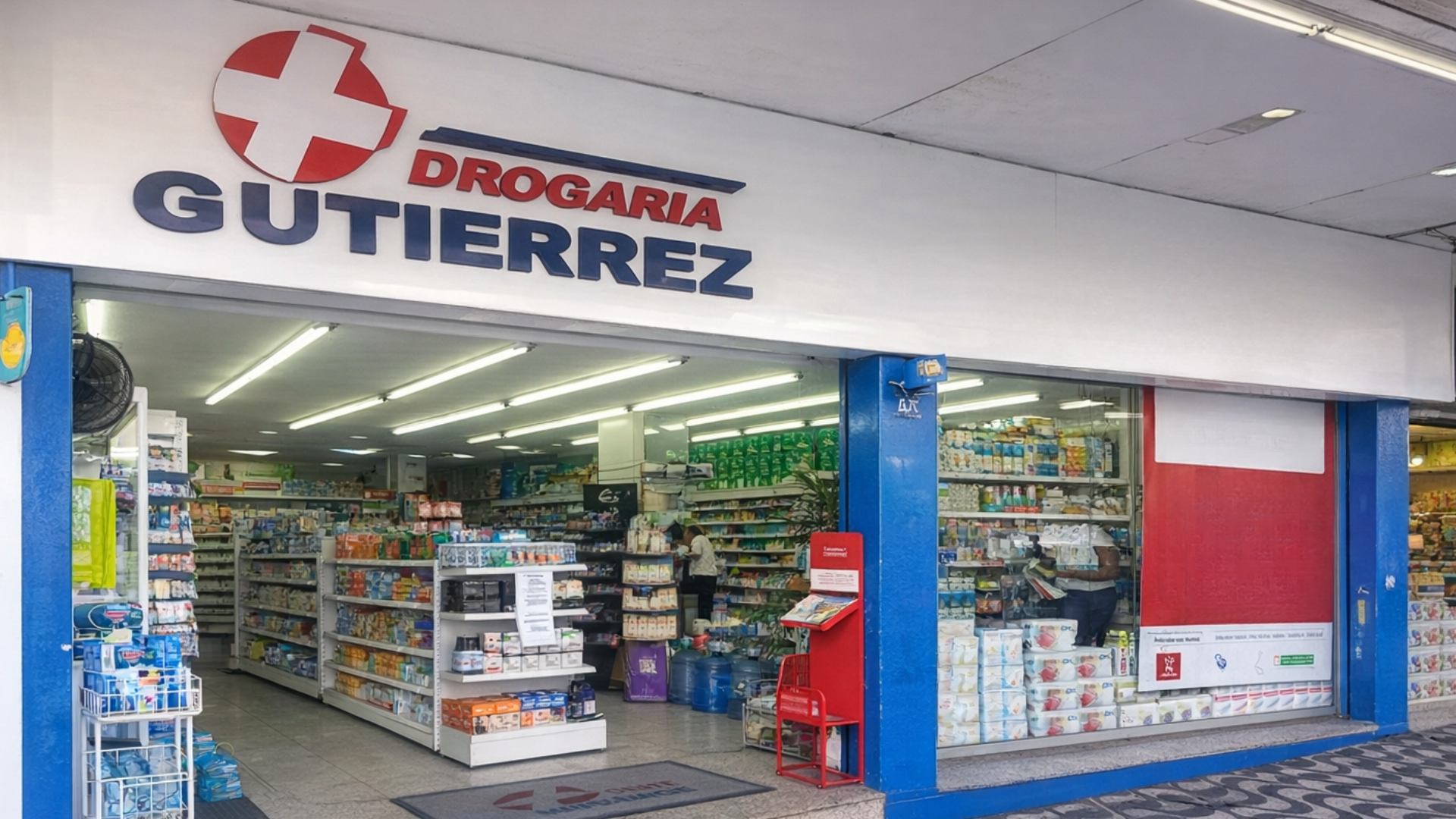 Interior espaçoso e organizado da Drogaria Gutierrez